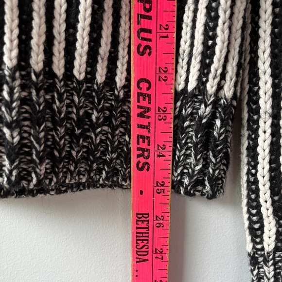 🏷️ 2/$20 Elizabeth and James Stripe Knit Sweater - Picture 8 of 8